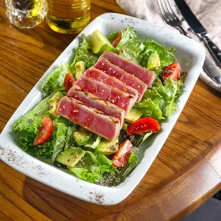 File de ton la grătar cu frunze de salată și avocado