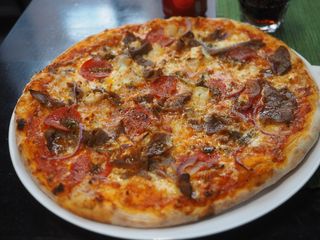 Pizza wurstel e salamino