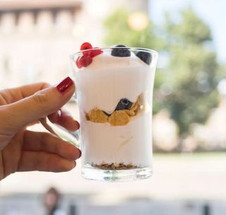 Yougurt con frutta mista