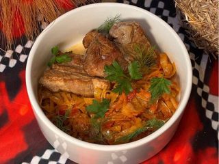 Свинні реберця з тушкованою капустою