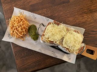 The Black Pig сендвіч