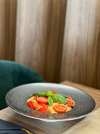 Spaghete  cu cherry şi busuioc