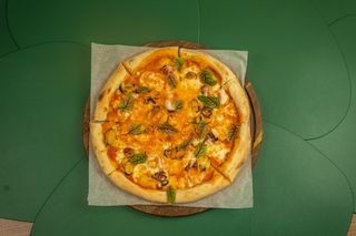 Піца з морепродуктами, томатами та вершками