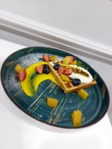 Бельгийская вафля с сырным кремом, соусом из манго и свежими ягодами