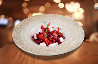 Кореноплодна салата с фета сирене