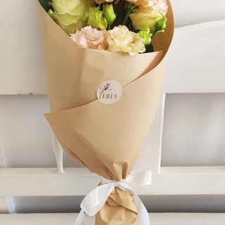 Buchet 3 trandafiri, 2 eustoma și Raffaello 