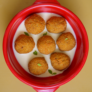 Polpettina di manzo fritta con salsa allo yogurt