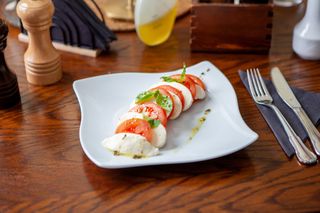 Mozzarella de vacă cu roșii"Capresse"