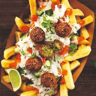 Falafels Love Poutine + 1 Salata Coleslaw GRATIS
