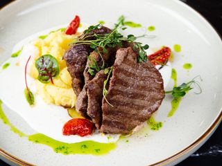 Медальоны в сырном соусе