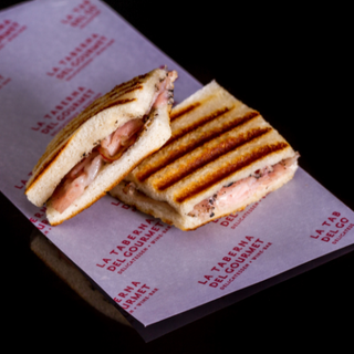 Bikini de jamón dulce con queso y trufa negra sin gluten