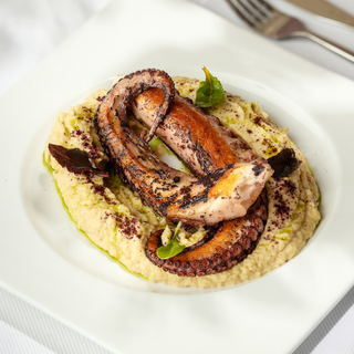 Caracatiţă la grătar, hummus si unt aromat