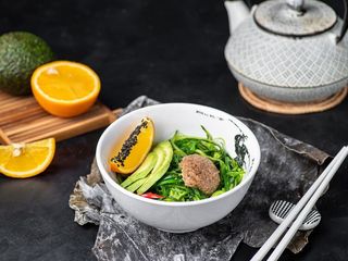 Салат Кайсо з огірком, авокадо і соусом Гамадарі (230g)