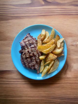 Свинска вратна пържола с пържени картофи