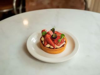 Тарт з кремом та ягодою