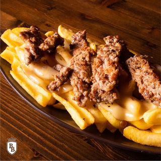 Patatine salsiccia e formaggio fuso