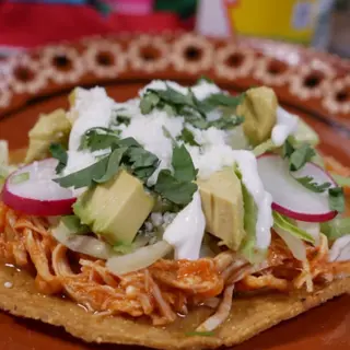 Tostada de tinga de pollo