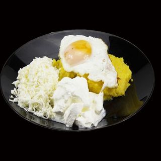 Mamaliga cu 2 oua prăjite , telemea de vaca si smantana