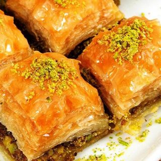 BACLAVA  CU NUCĂ ȘI FISTIC.