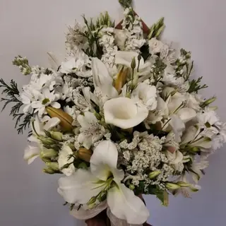 Ramo Variado de Flores Blancas
