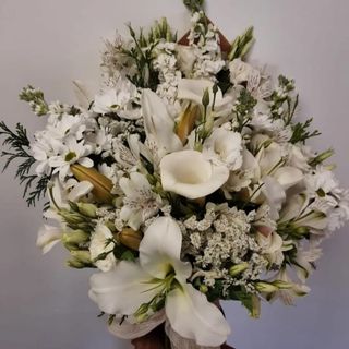 Ramo Variado de Flores Blancas
