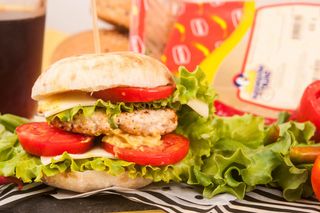 Сочен бургер с печено пилешко филе