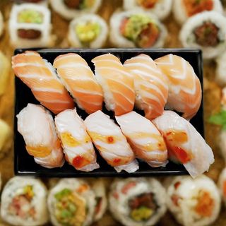 S6. Nigiri de Salmão e Salmão Braseado