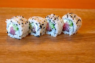 Суши Урамаки филаделфия тон (4бр-90г)