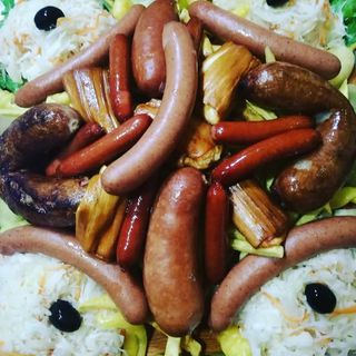 სოსისის ასორტი გარნირით