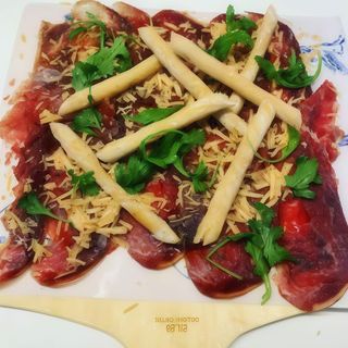 Cecina De León Con Virutas De Parmesano Y A.O.V.E