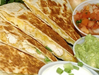 Quesadilla de pollo braseado, bacon, mozzarella, salsa de tomate y nachos