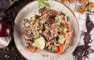 კიტრი-პომიდვრის სალათი ნიგვზით