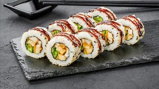 Рол Каліфорнія з вугрем в кунжуті