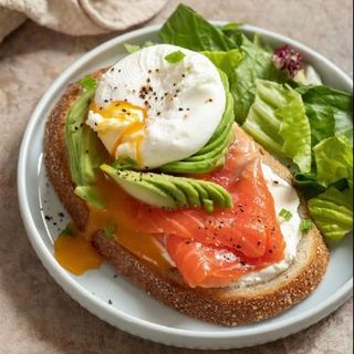 Tostada Queso Crema, Salmón Ahumado y brotes verdes