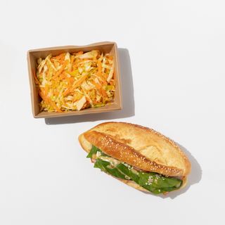 Խոզապուխտով սենդվիչ և կաղամբով աղցան