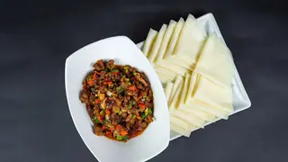 Говядина жареная с овощами и тонкими лепешками