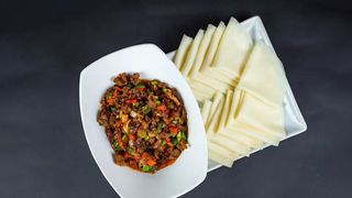 Говядина жареная с овощами и тонкими лепешками