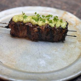 Шашличок із яловичини та свинини з соусом чимічурі 