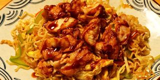 Yakisoba con pollo y verduras