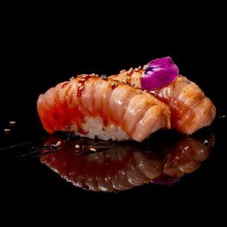 Nigiri con ventresca di salmone scottato