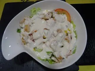 ENSALADA DE POLLO Y SALSA DE YOGUR
