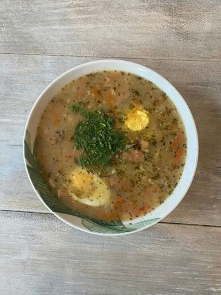 Żurek z jajkiem, boczkiem i kiełbasą