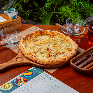 Пицца с грушей и голубым сыром на тонком тесте (30 см.)