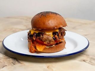 Burger z szarpanym żeberkiem i kimchi
