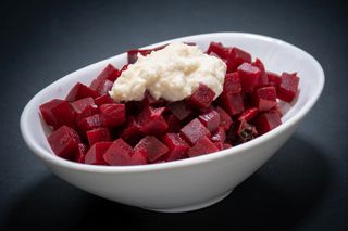 SALATA DE SFECLA ROSIE CU  HREAN