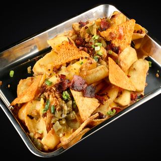 Frytki spicy z polewą serową