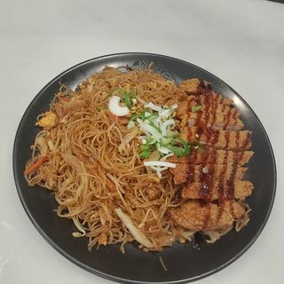 Fideos con lomo de cerdo rebozado 