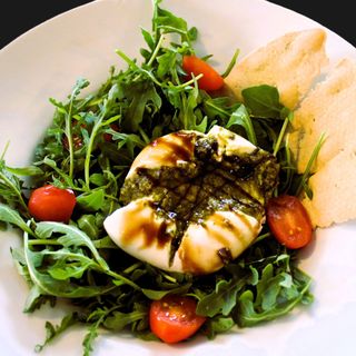 Burrata com Pesto de Manjericão