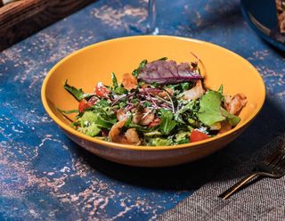 Салат с креветками и авокадо