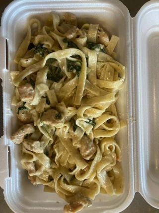 Tagliatelle z kurczakiem, szpinakiem i śmietaną